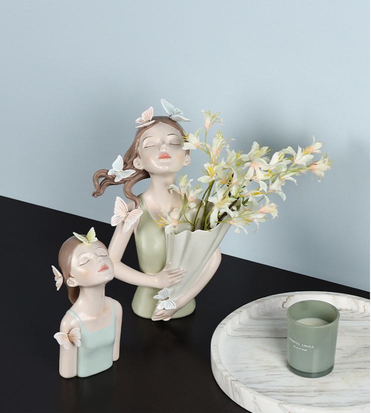 binh cam hoa co gai trang trí phòng khách