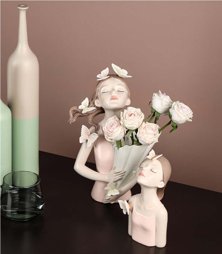 binh cam hoa co gai trang trí phòng khách