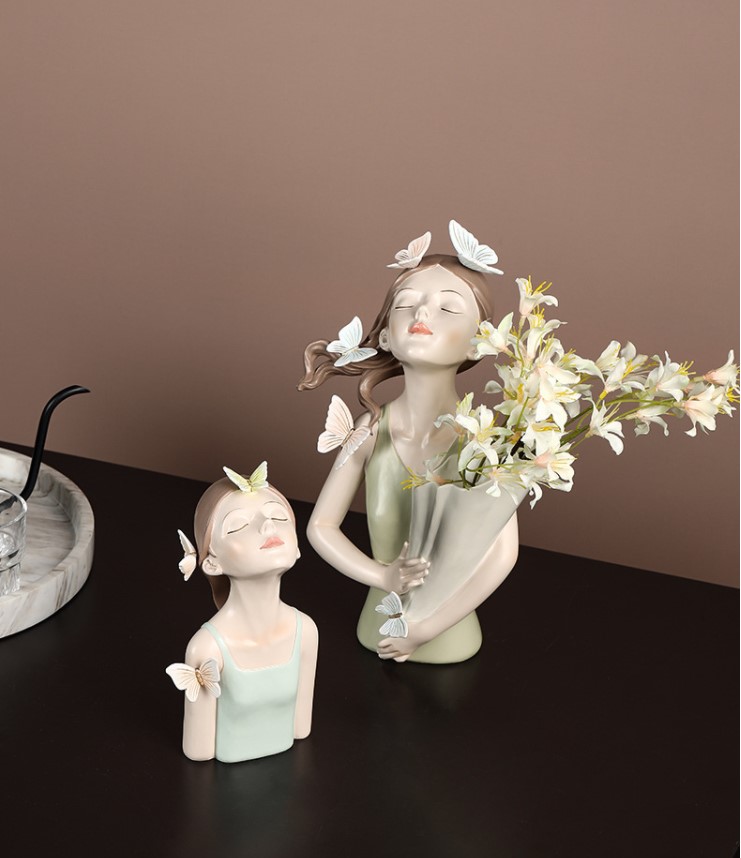 binh cam hoa co gai trang trí phòng khách