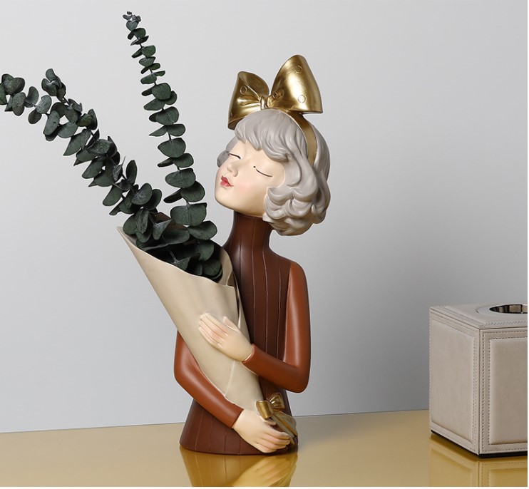 Bình hoa cô gái Sirley asaka buộc nơ thích hợp trang trí phòng khách