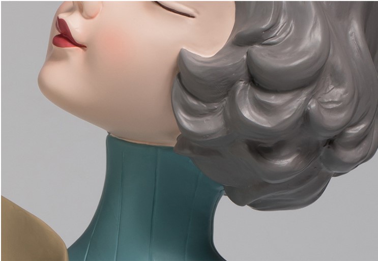 Bình hoa cô gái buộc nơ thích hợp trang trí phòng khách