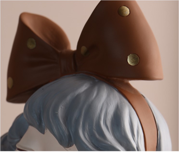 Bình hoa cô gái Sirley asaka buộc nơ thích hợp trang trí phòng khách