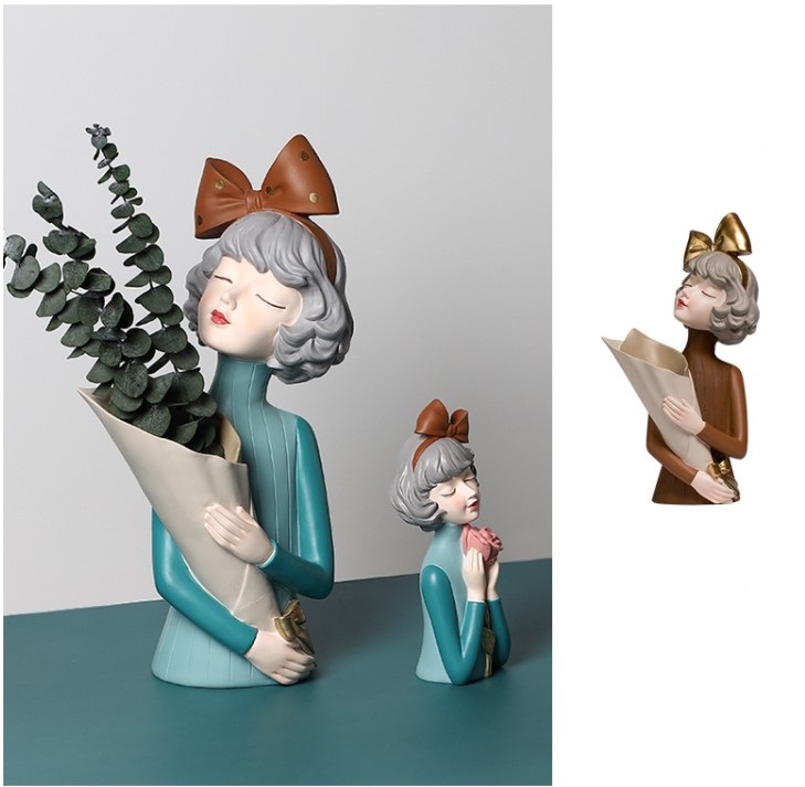 Bình hoa cô gái buộc nơ thích hợp trang trí phòng khách