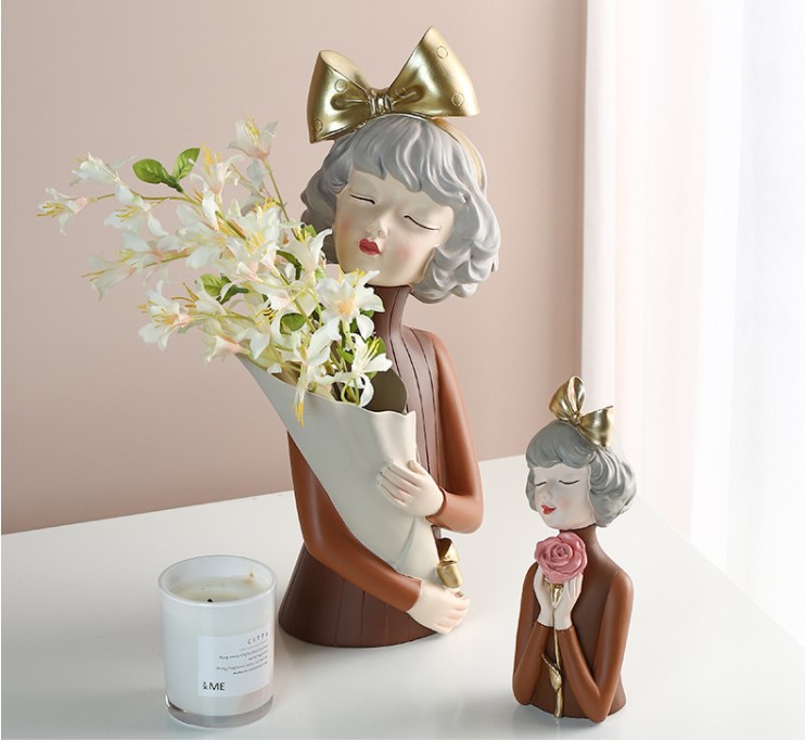 Bình hoa cô gái buộc nơ thích hợp trang trí phòng khách