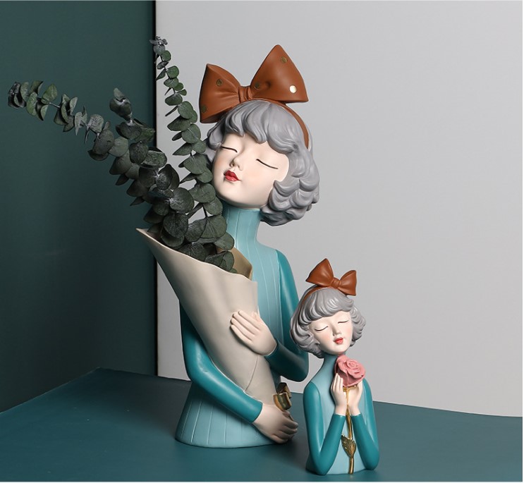 Bình hoa cô gái Sirley asaka buộc nơ thích hợp trang trí phòng khách