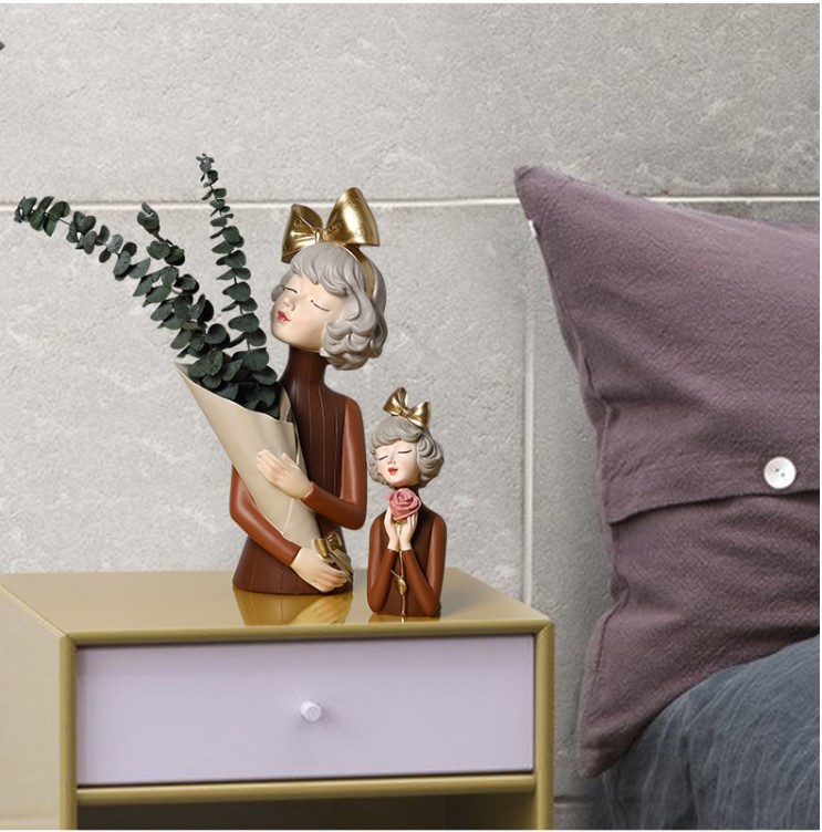 Bình hoa cô gái Sirley asaka buộc nơ thích hợp trang trí phòng khách