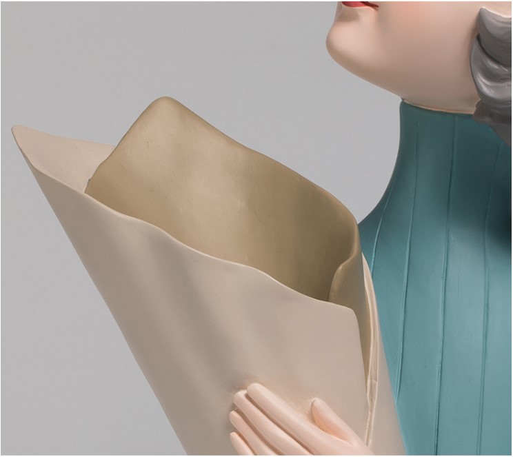 Bình hoa cô gái Sirley asaka buộc nơ thích hợp trang trí phòng khách