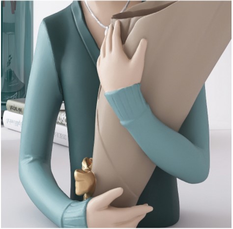 Bình cắm hoa cô gái tóc trang trí phòng khách