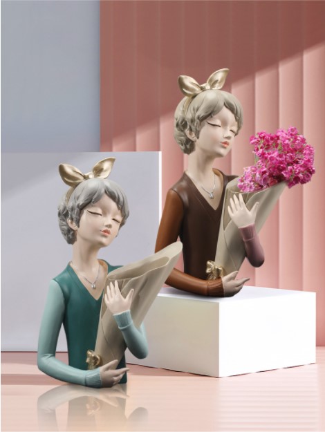 Bình cắm hoa cô gái tóc trang trí phòng khách