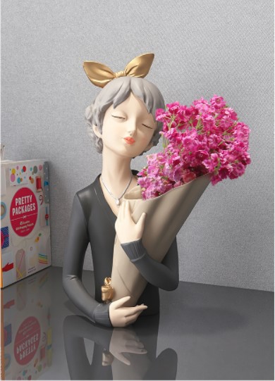 Bình cắm hoa cô gái tóc trang trí phòng khách