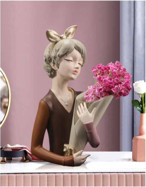 binh cam hoa co gai toc ngan 7 Bình cắm hoa cô gái tóc trang trí phòng khách