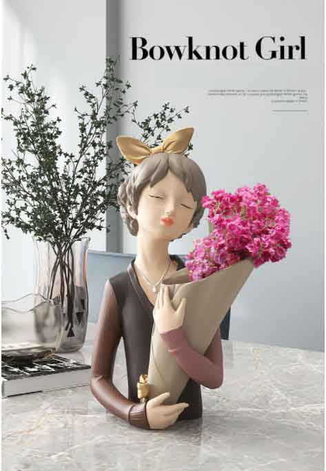 Bình cắm hoa cô gái tóc trang trí phòng khách