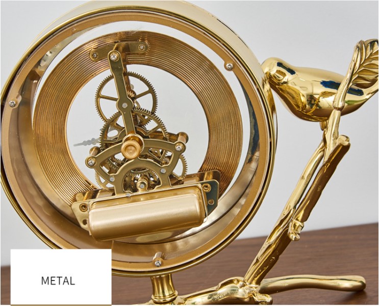 Đồng hồ cổ điển để bàn phòng khách