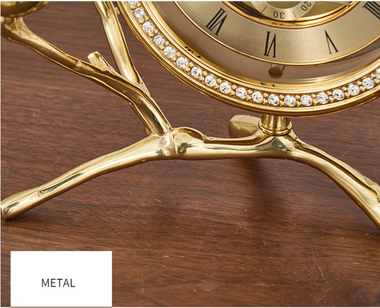 Đồng hồ cổ điển để bàn phòng khách