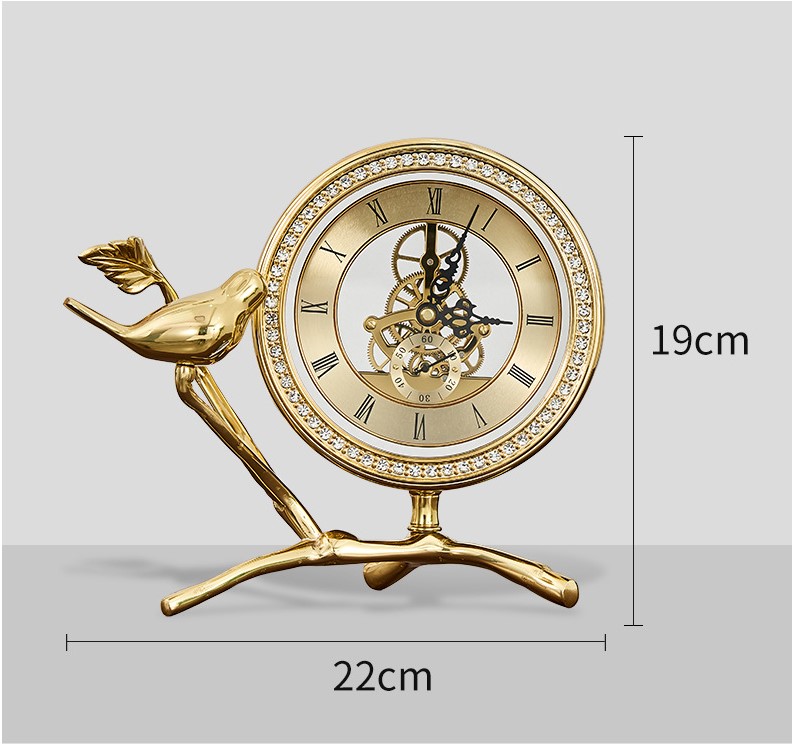 Đồng hồ cổ điển để bàn phòng khách