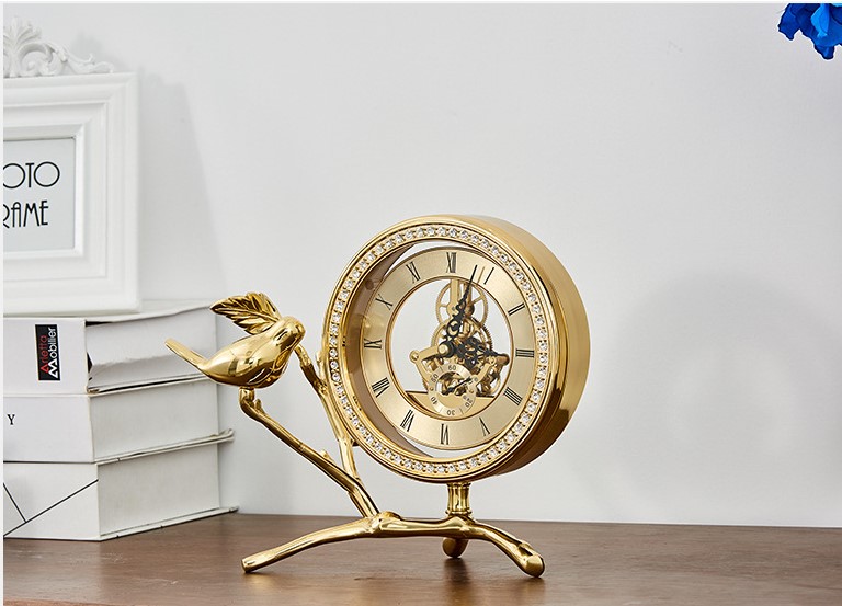 Đồng hồ cổ điển để bàn phòng khách