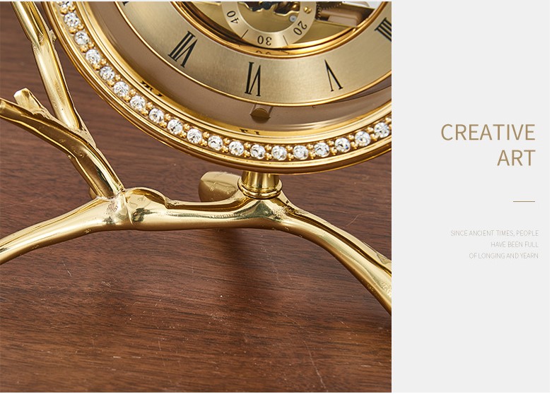 Đồng hồ cổ điển để bàn phòng khách