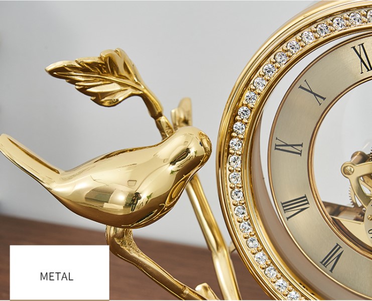 Đồng hồ cổ điển để bàn phòng khách