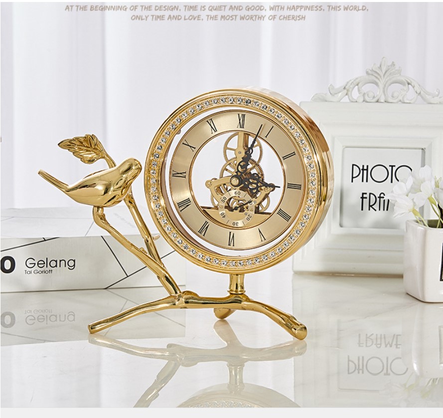 Đồng hồ cổ điển để bàn phòng khách