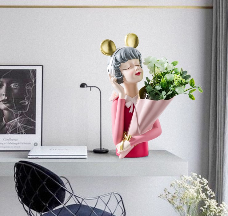 binh hoa co gai deo tai phone