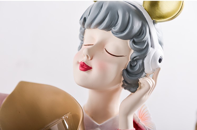 binh hoa co gai deo tai phone