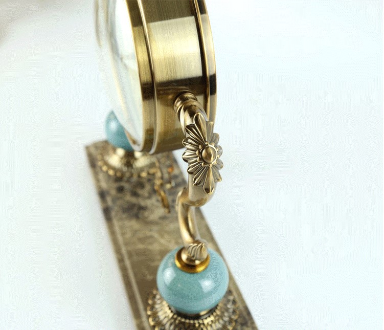 dong ho de ban trang tri 