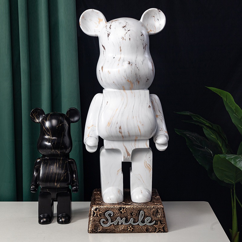 Gấu Bearbrick bụng bự trang trí phòng khách