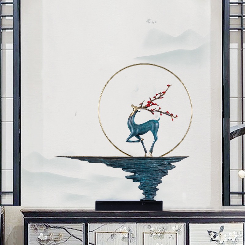 Tượng hươu đồng trên núi 