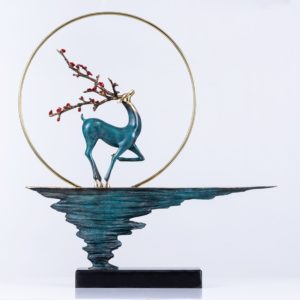 Tượng hươu đồng trên núi