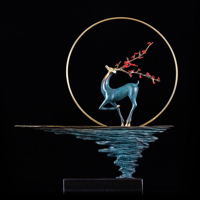 Tượng hươu đồng trên núi 