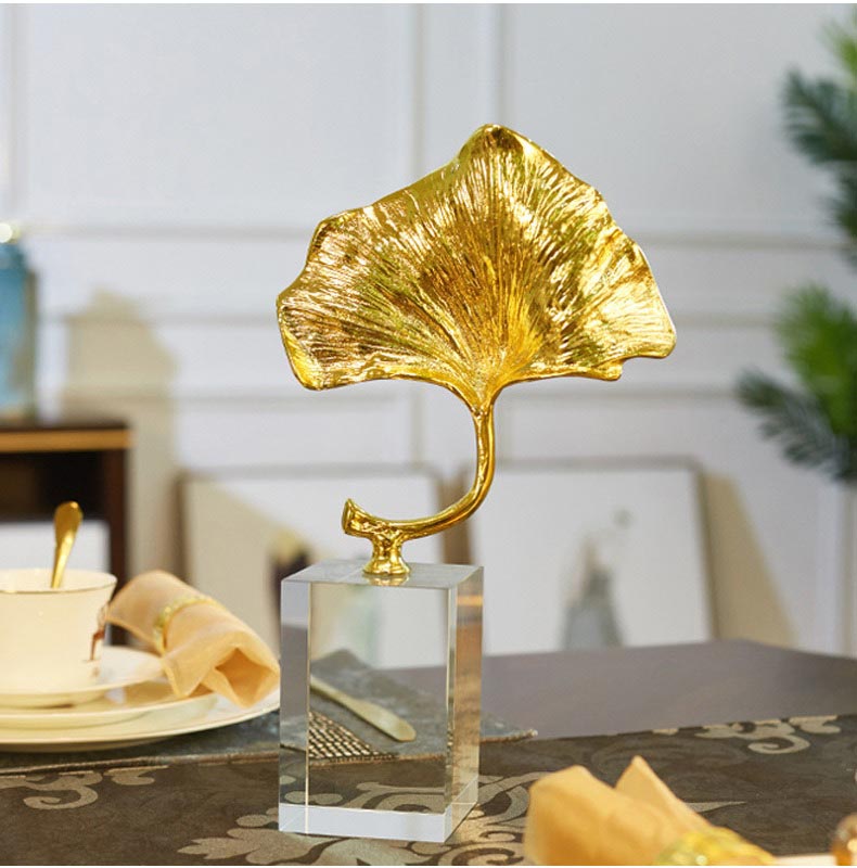 Mô hình lá sen vàng thích hợp trang trí để bàn 