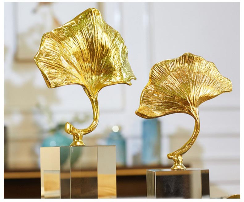 Mô hình lá sen vàng thích hợp trang trí để bàn