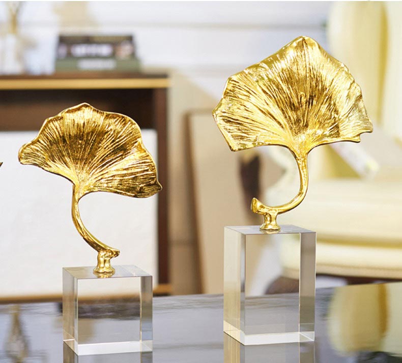 Mô hình lá sen vàng thích hợp trang trí để bàn