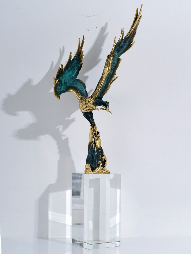 Tượng đại bàng tung cánh trang trí phòng khách