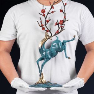 Tượng hươu phong thủy sừng hoa mai đỏ