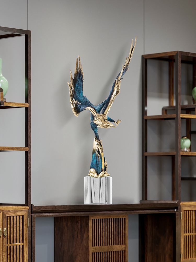 Tượng đại bàng tung cánh trang trí phòng khách