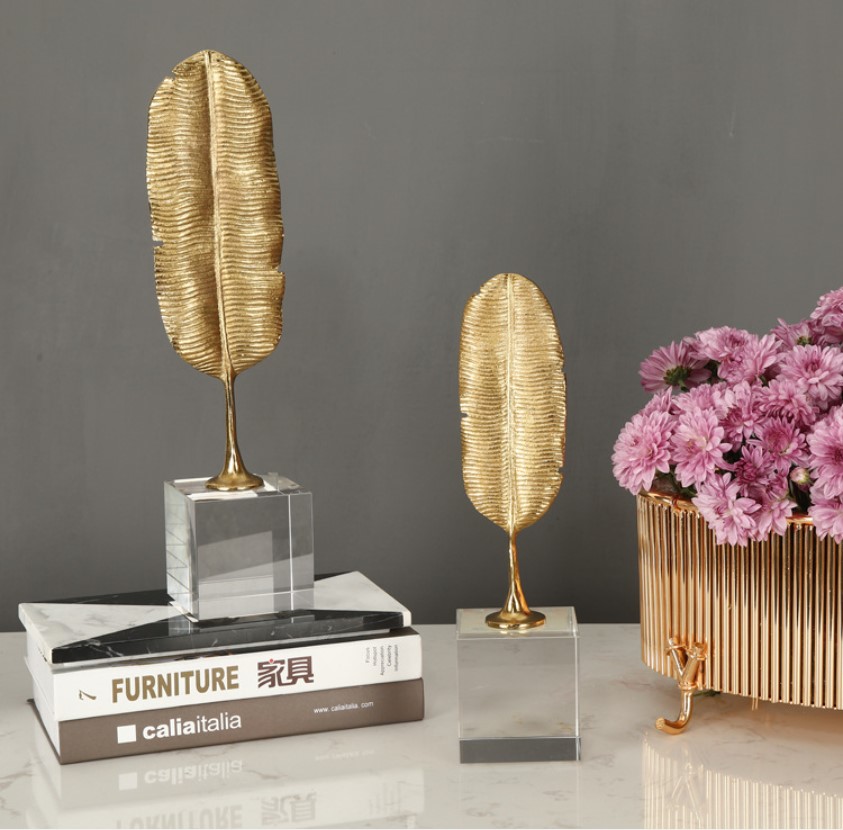 Cặp lá vàng trang trí phòng làm việc