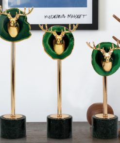 Đầu hươu decor phòng khách sang trọng