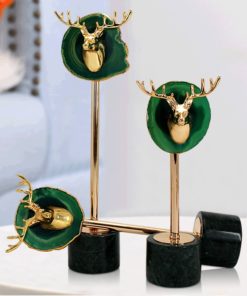 Đầu hươu decor phòng khách sang trọng