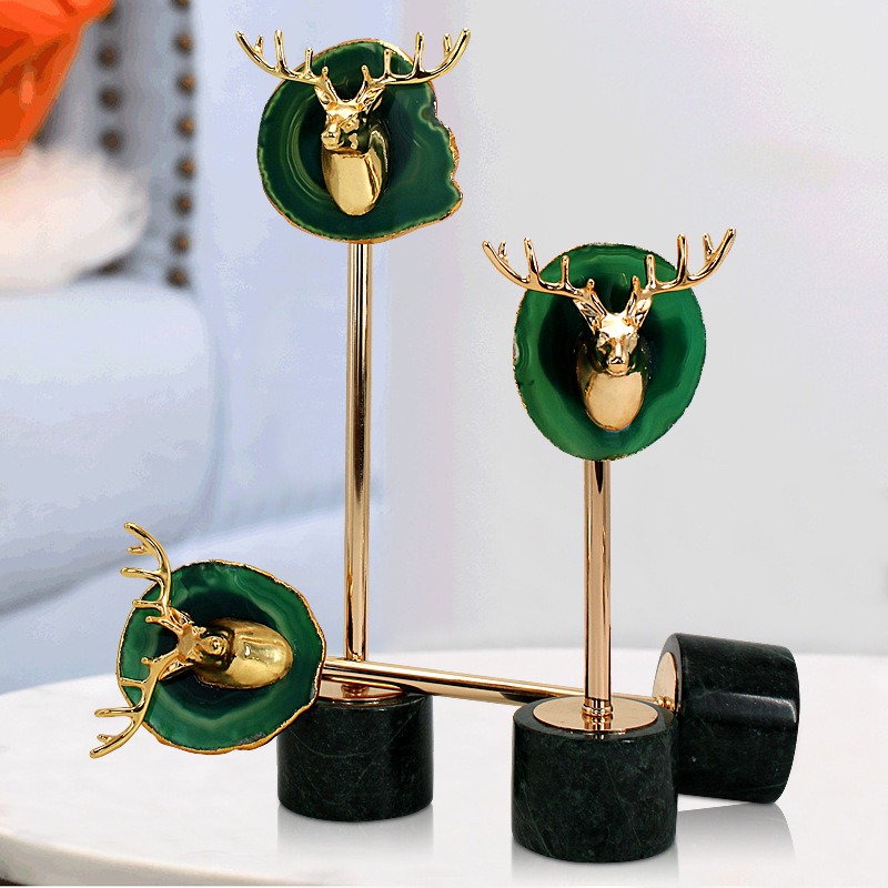 Đầu hươu decor phòng khách sang trọng