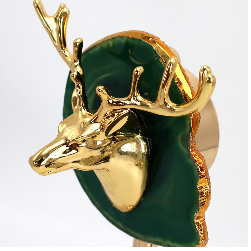 Đầu hươu decor phòng khách sang trọng