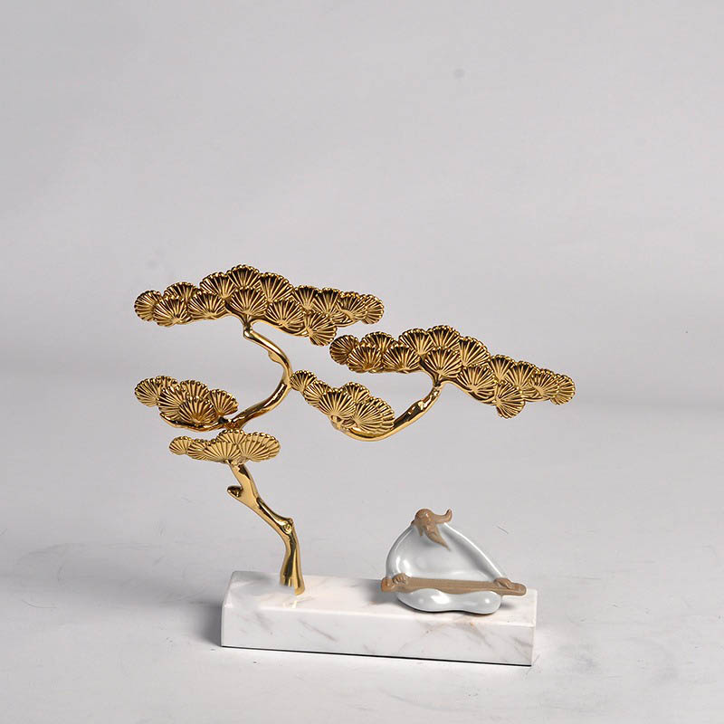 Thầy tu bên cây tùng