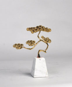 Thầy tu bên cây tùng