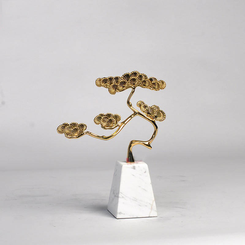 Thầy tu bên cây tùng