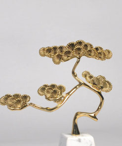 Thầy tu bên cây tùng