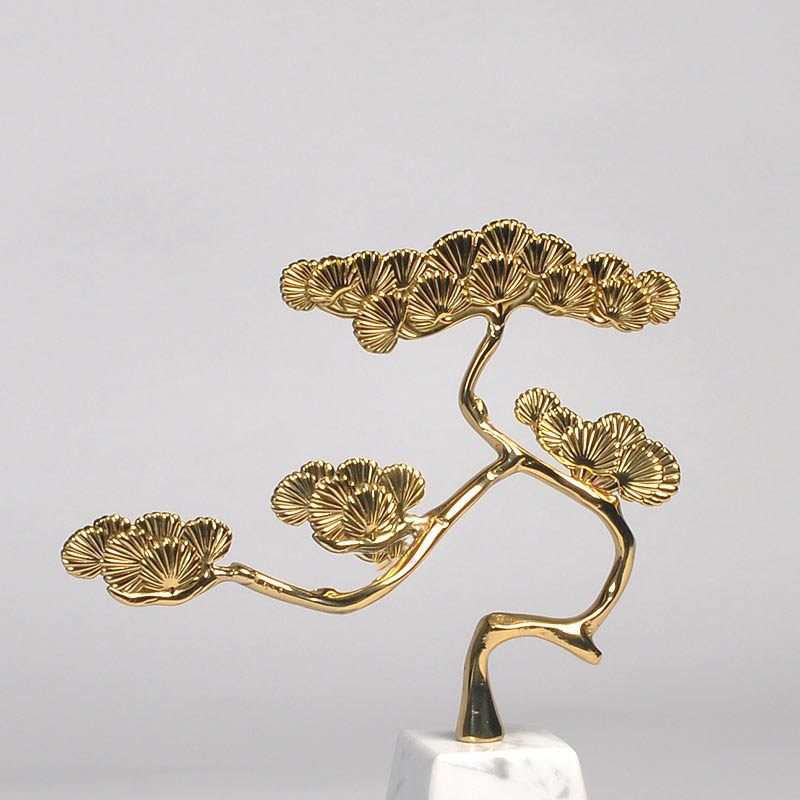 Thầy tu bên cây tùng