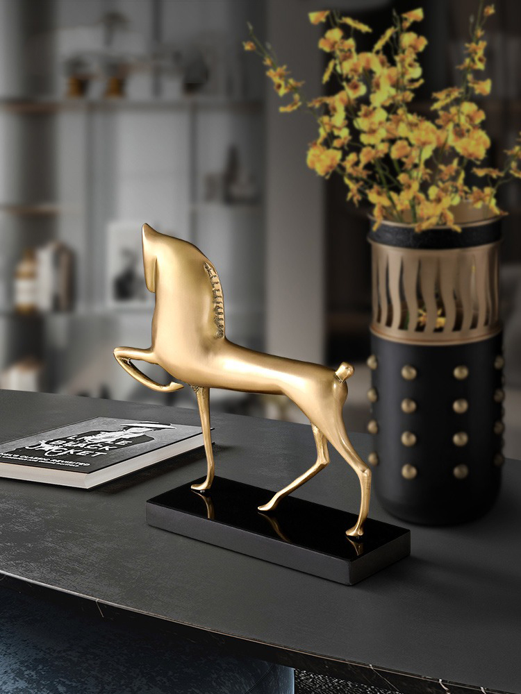 Tượng ngựa đồng trìu tượng