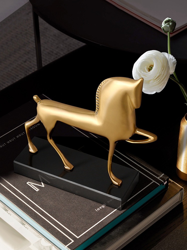 Tượng ngựa đồng trìu tượng