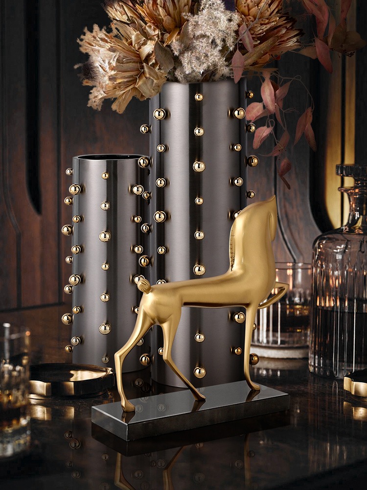 Tượng ngựa đồng trìu tượng