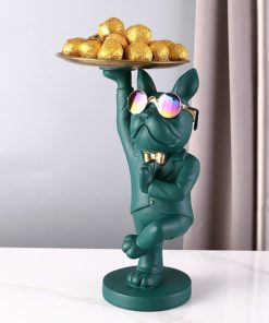 Chó nhỏ bưng khay xinh xắn